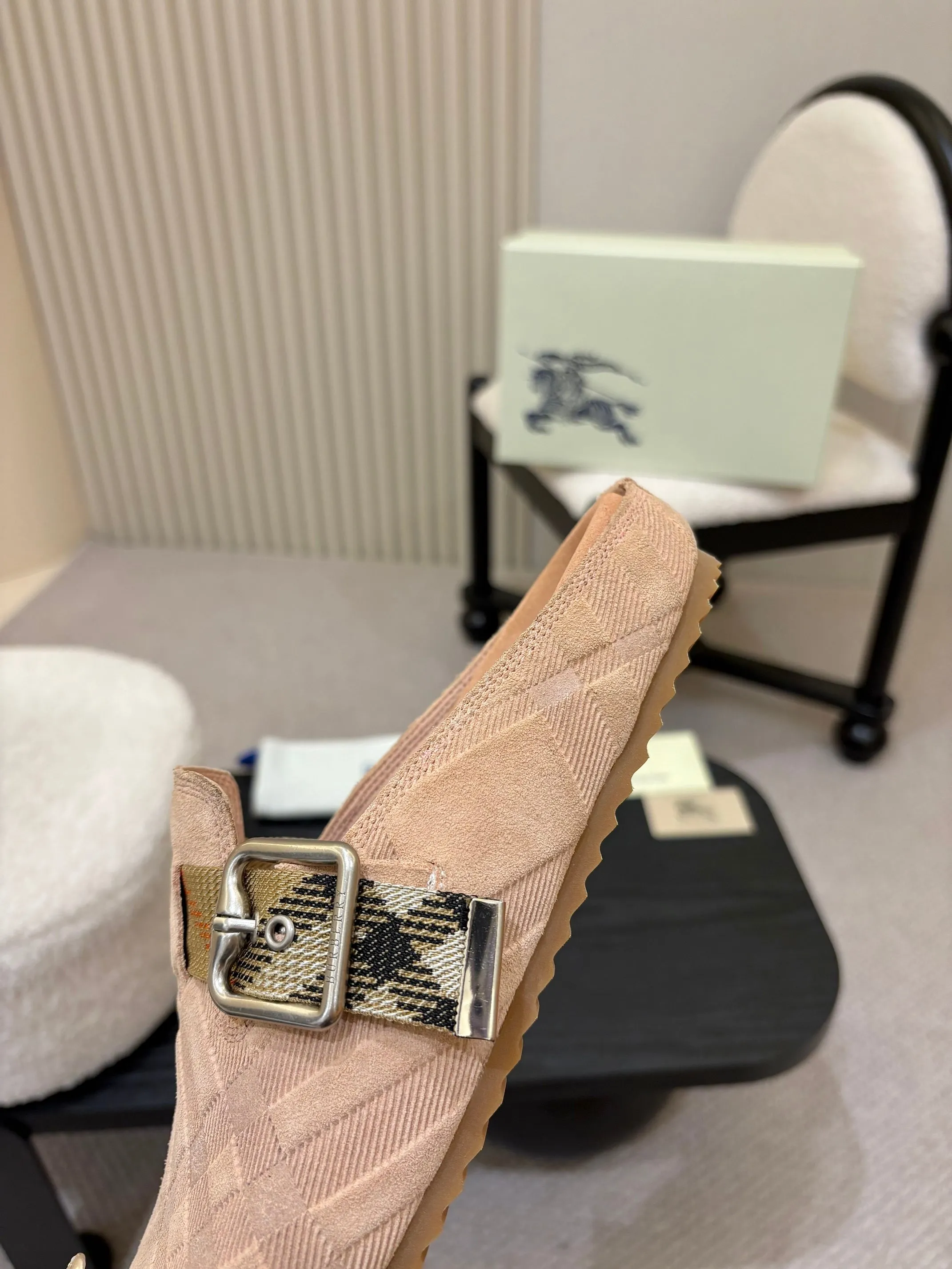 Men's Men's Shoes💰580 Burberry2025's hot-selling Birkenstock slippers are released, made of soft suede fabric and refined in Italian workshops. Featuring an embossed plaid pattern and an embossed sole embellished with the archive brand's logo. Features an adjustable B-shaped buckle strap and is embellished with the signature sand-colored Burberry check in jacquard worsted.   ✅Fabric: suede ✅Lining: silk cowhide ✅Outsole: TPU ✅Color: black, brown, pink, apricot 4 colors available ✅Code number: 35-45 for men and women (35, 45 customized)